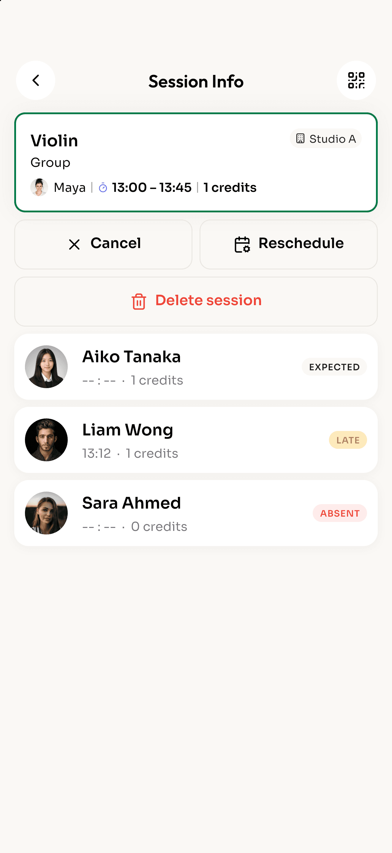 Layar sesi dengan siswa berstatus ditunggu, terlambat, dan absen